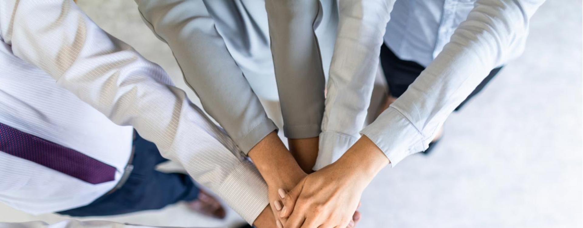 Mani unite in segno di collaborazione e lavoro di squadra.